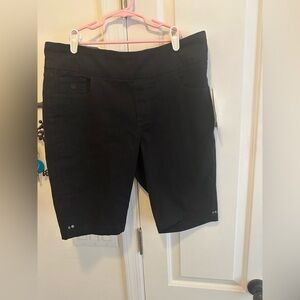 Gloria Vanderbilt woman’s pull on Bermuda slimming shorts 14 petite black New
